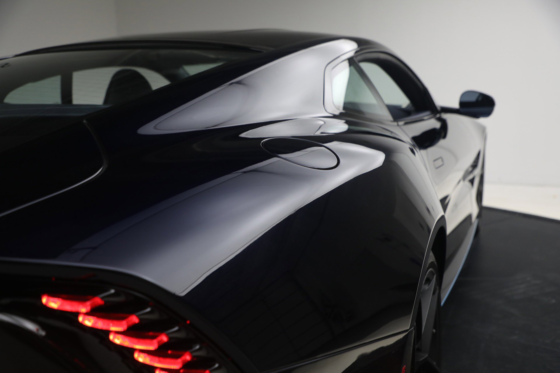 Used 2025 Aston Martin Vanquish image 28