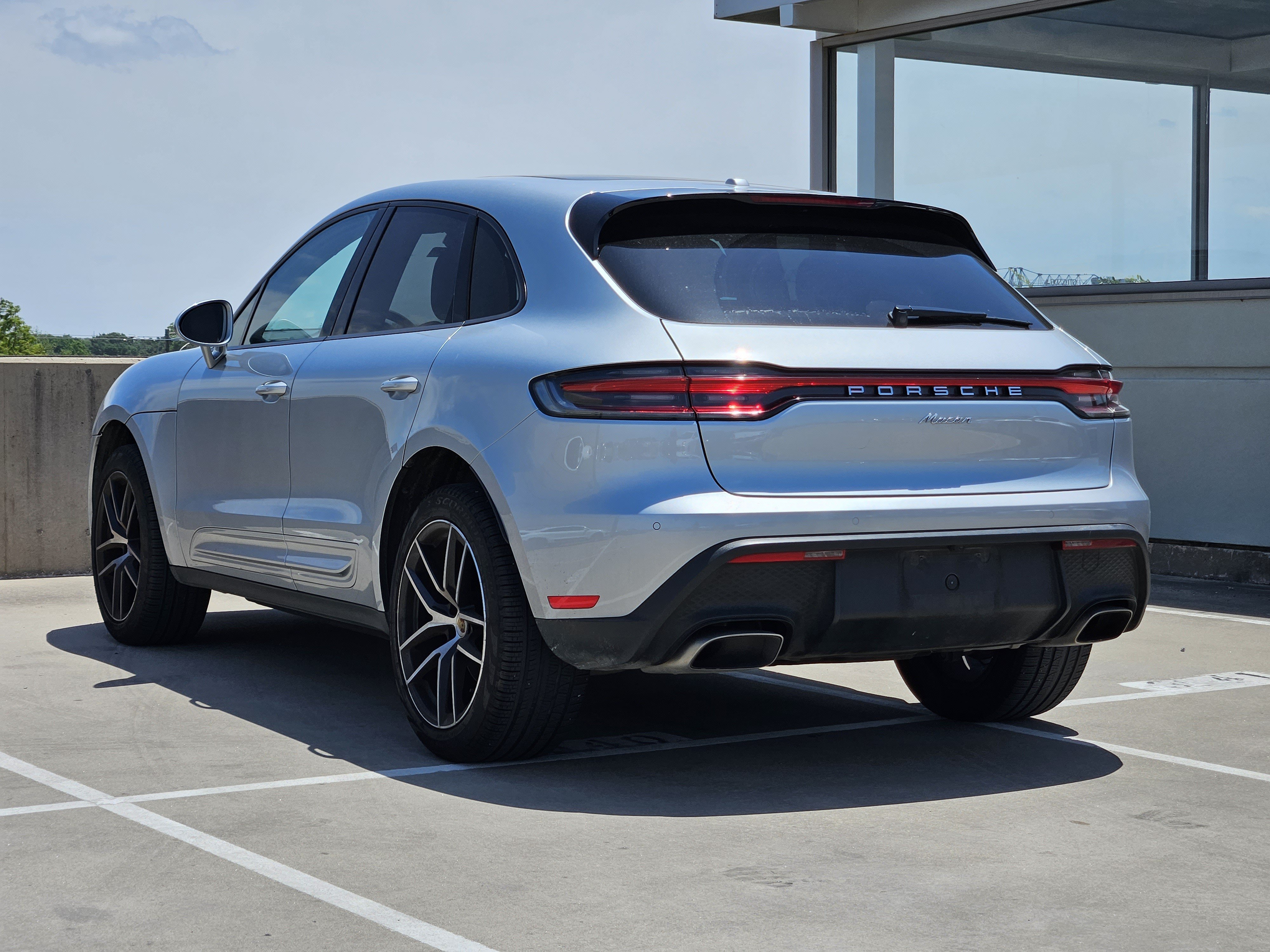 Certified 2023 Porsche Macan AWD/4WD image 3