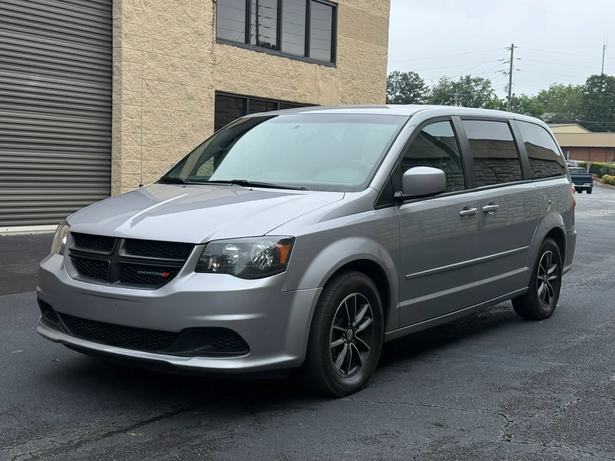 Used 2017 Dodge Grand Caravan SE FWD image 2