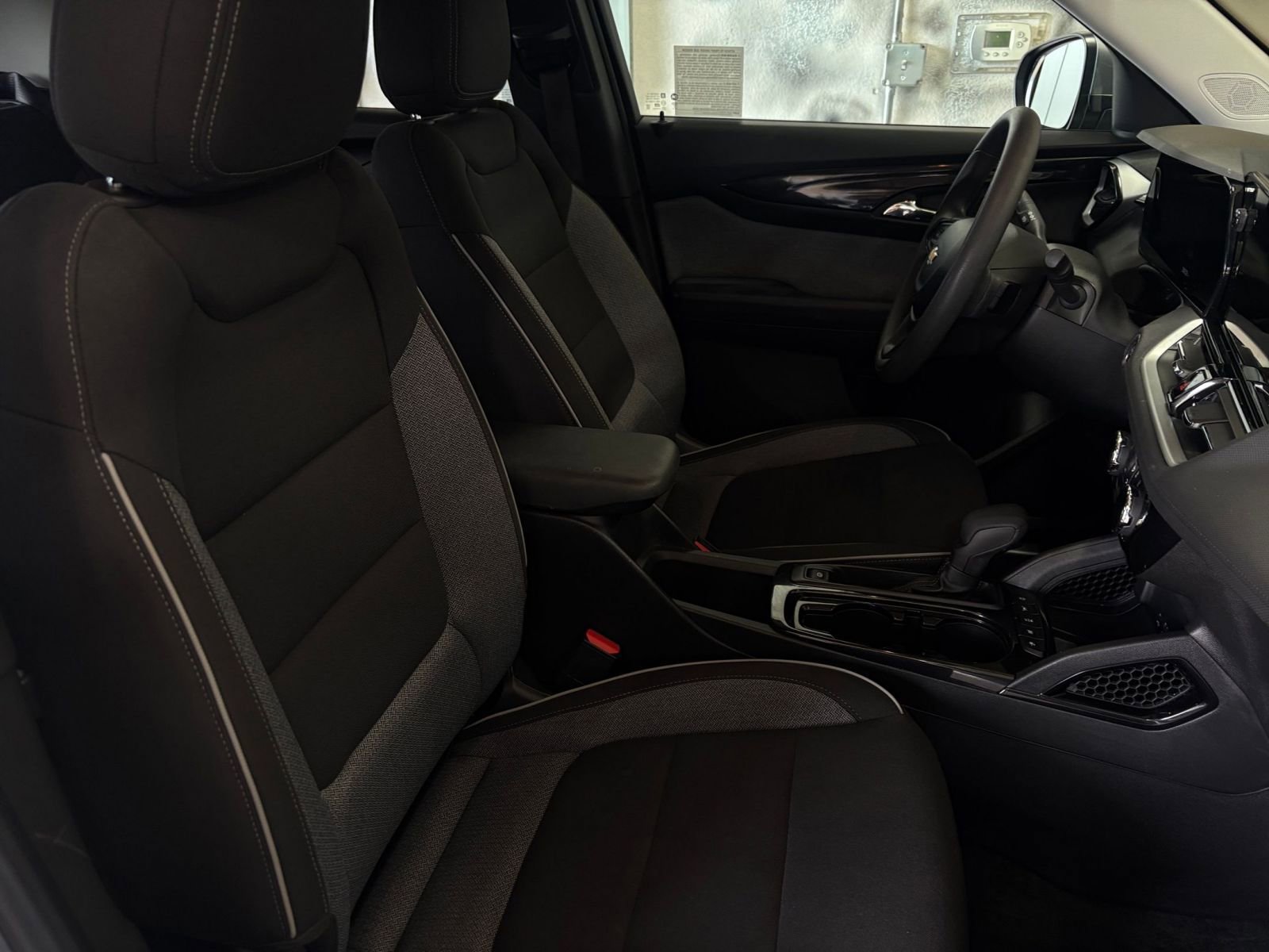 Used 2025 Chevrolet TrailBlazer LT FWD image 35
