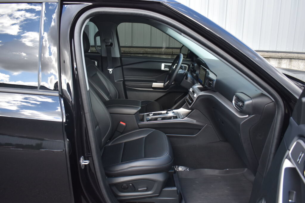 Used 2024 Ford Explorer XLT w/ Equipment Group 202A AWD/4WD image 25