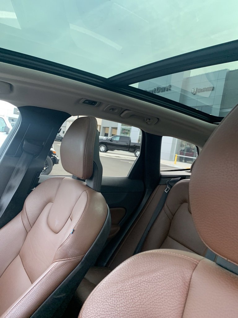 Used 2018 Volvo XC60 T6 Momentum w/ Advanced Package image 23