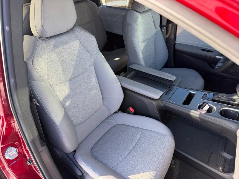 Used 2025 Toyota Sienna LE image 11
