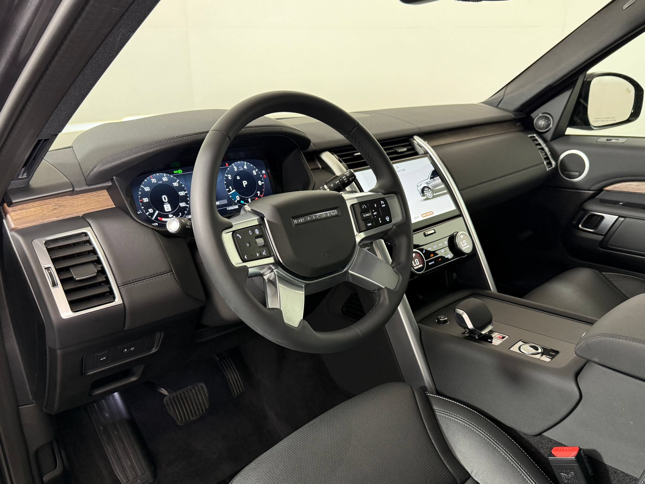 Used 2025 Land Rover Discovery S AWD/4WD image 4