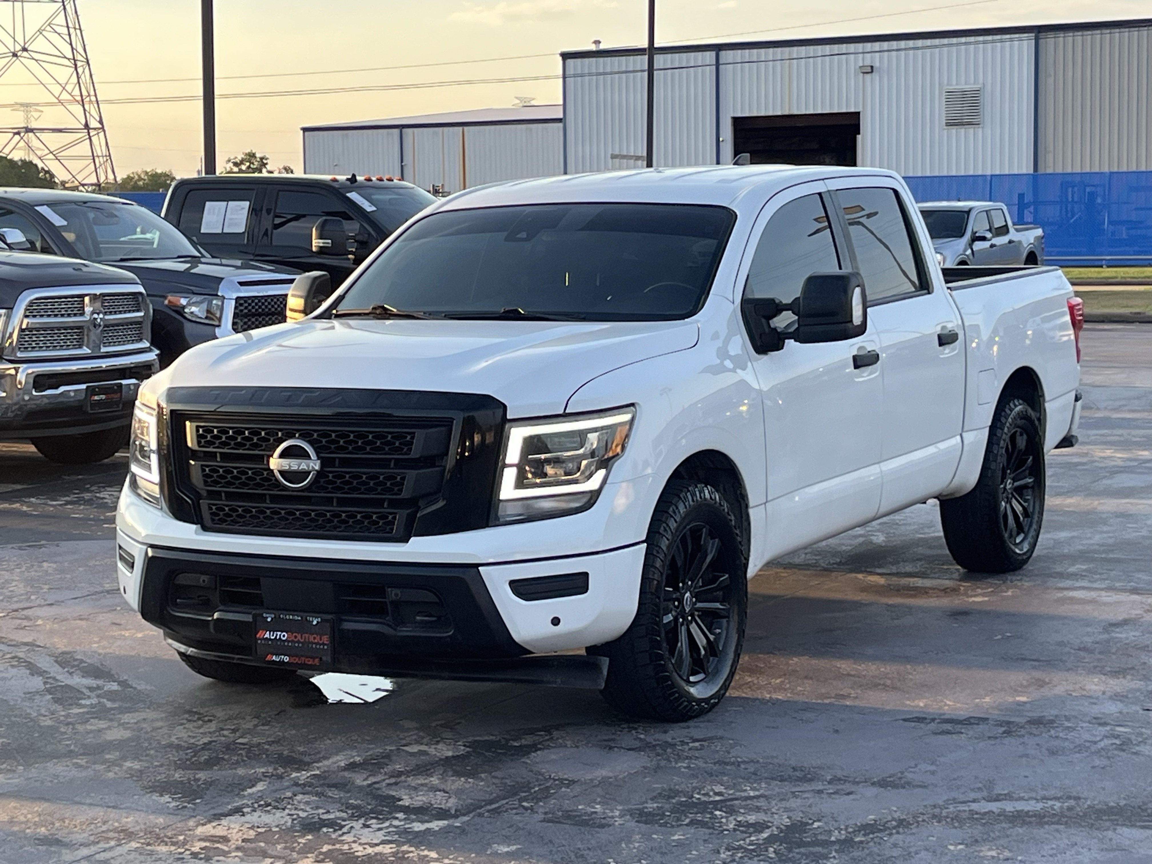 Used 2023 Nissan Titan SV w/ SV Convenience Package AWD/4WD image 3