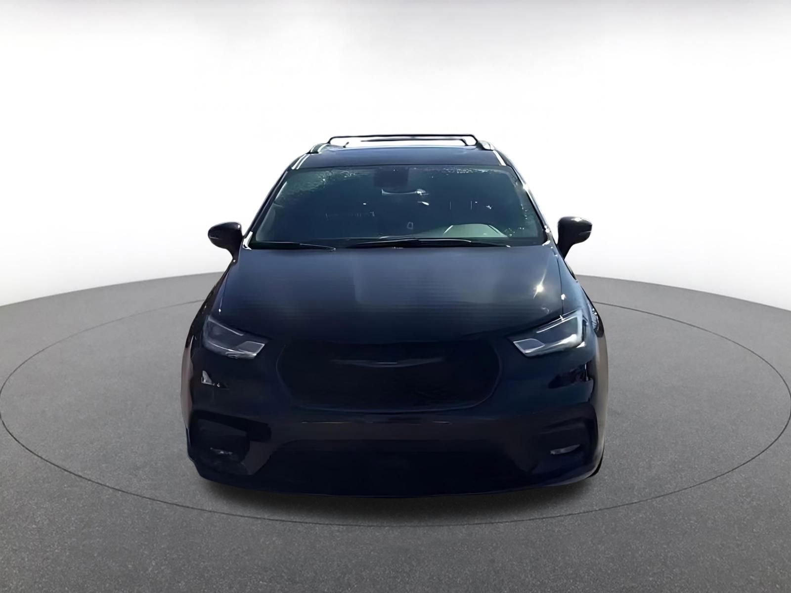 Used 2025 Chrysler Pacifica Limited image 2