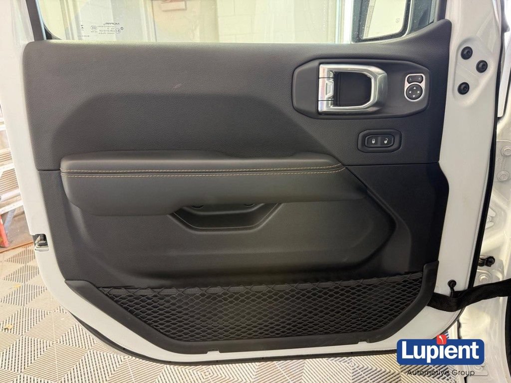 Used 2025 Jeep Wrangler Unlimited Sahara AWD/4WD image 19