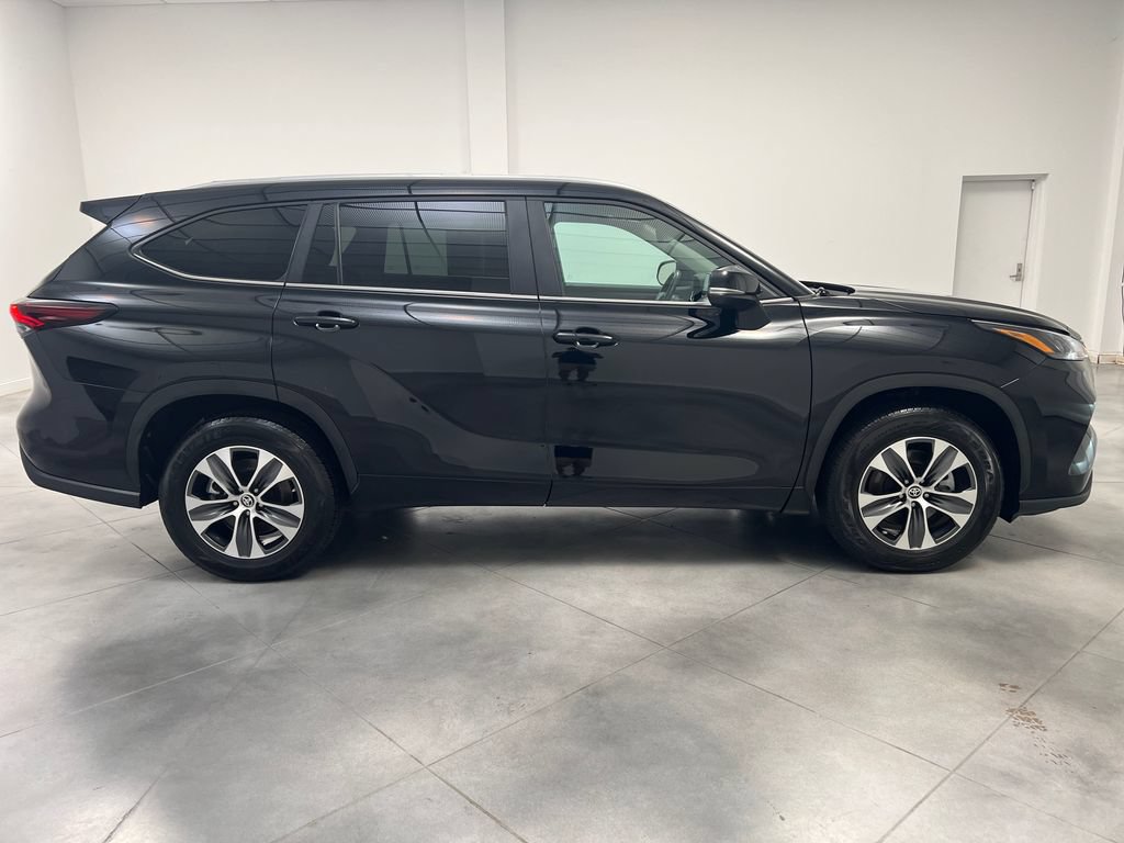 Used 2025 Toyota Highlander XLE FWD image 10