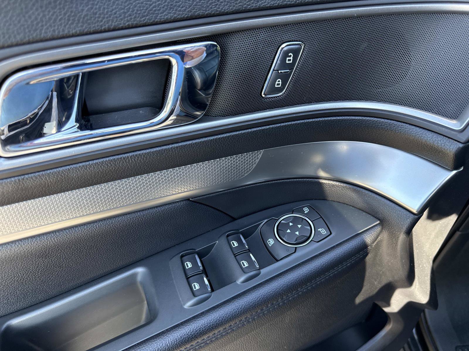 Used 2018 Ford Explorer XLT w/ Equipment Group 202A AWD/4WD image 19
