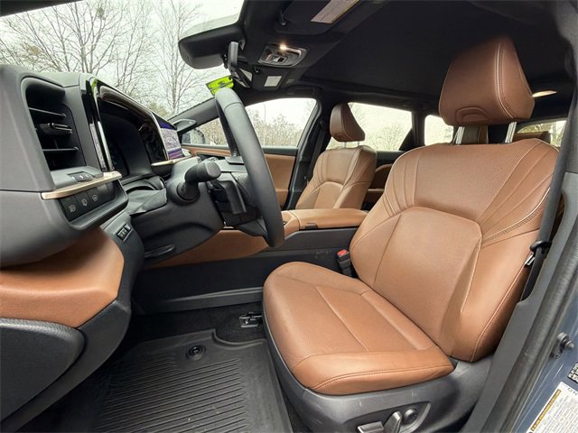 Used 2025 Toyota Crown Signia Limited w/ Advanced Technology Package image 11