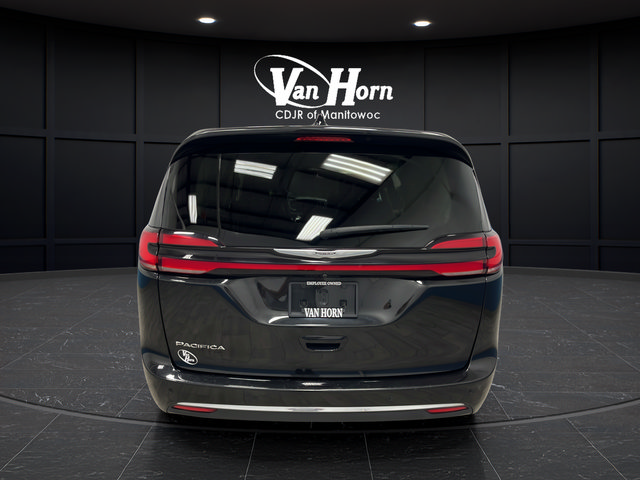 Used 2024 Chrysler Pacifica Touring-L FWD image 6