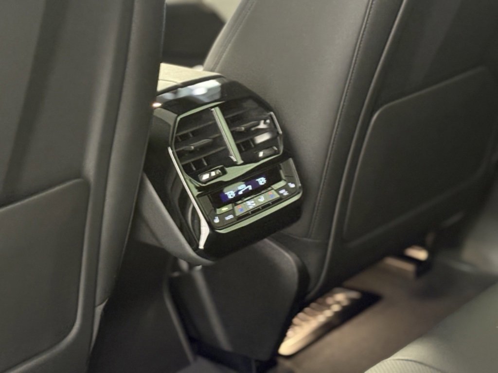 Used 2025 BMW iX xDrive50 w/ Sport Package image 21