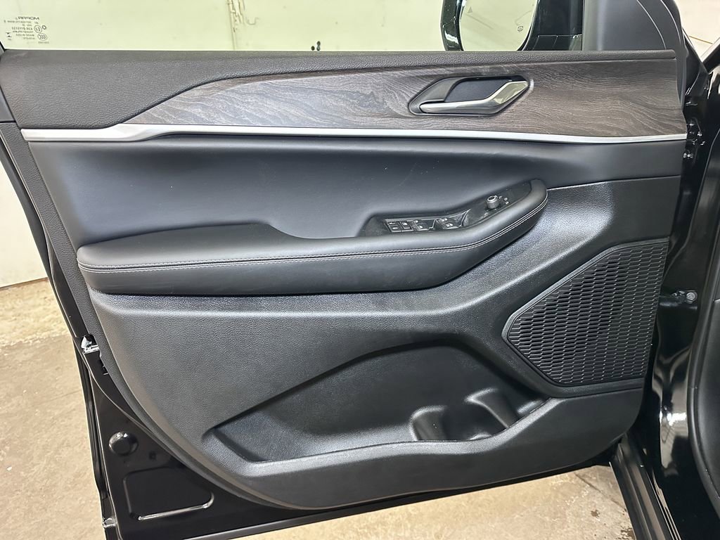 New 2026 Jeep Grand Cherokee Altitude image 17