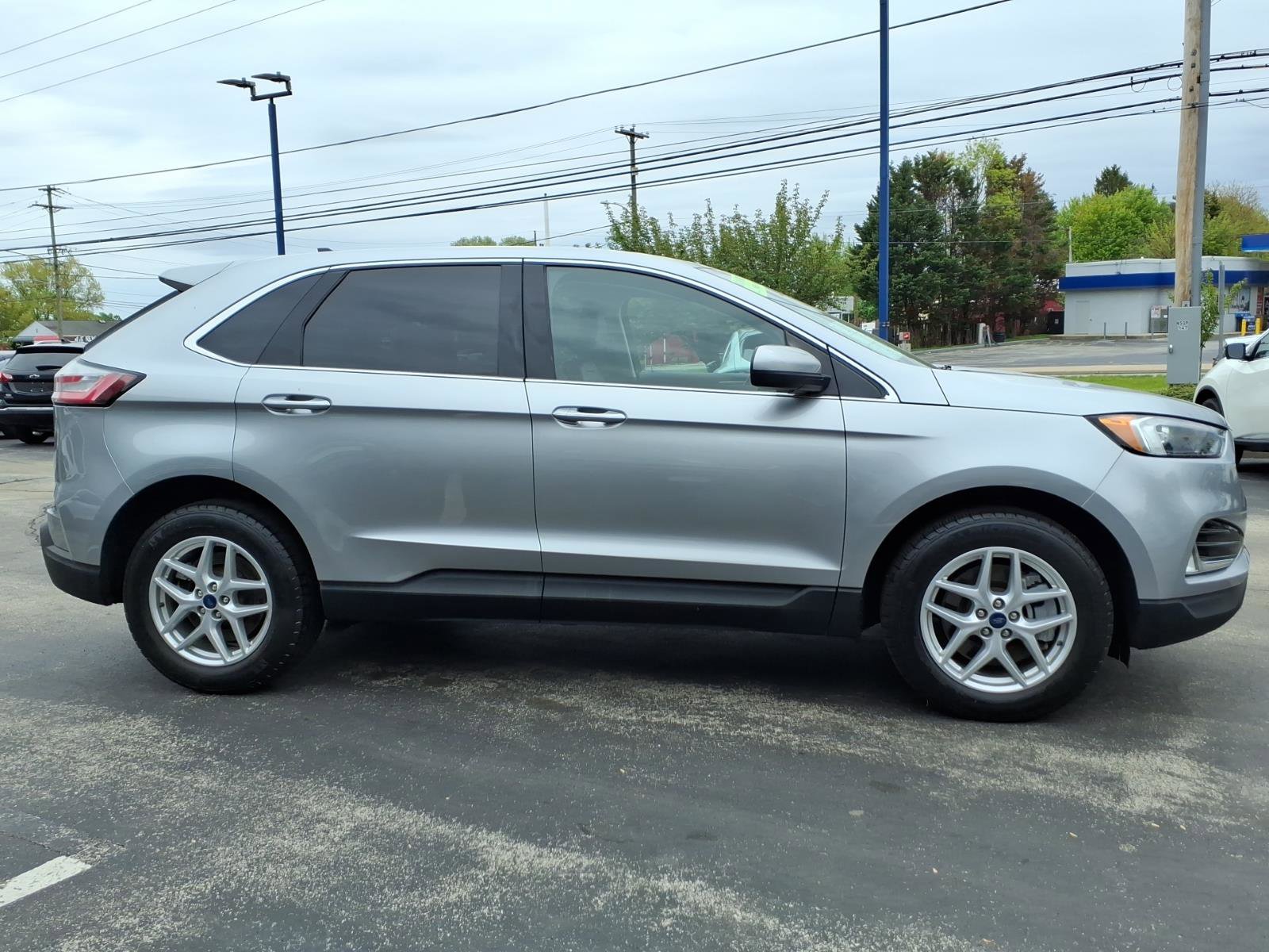 Certified 2022 Ford Edge SEL w/ Convenience Package AWD/4WD image 3