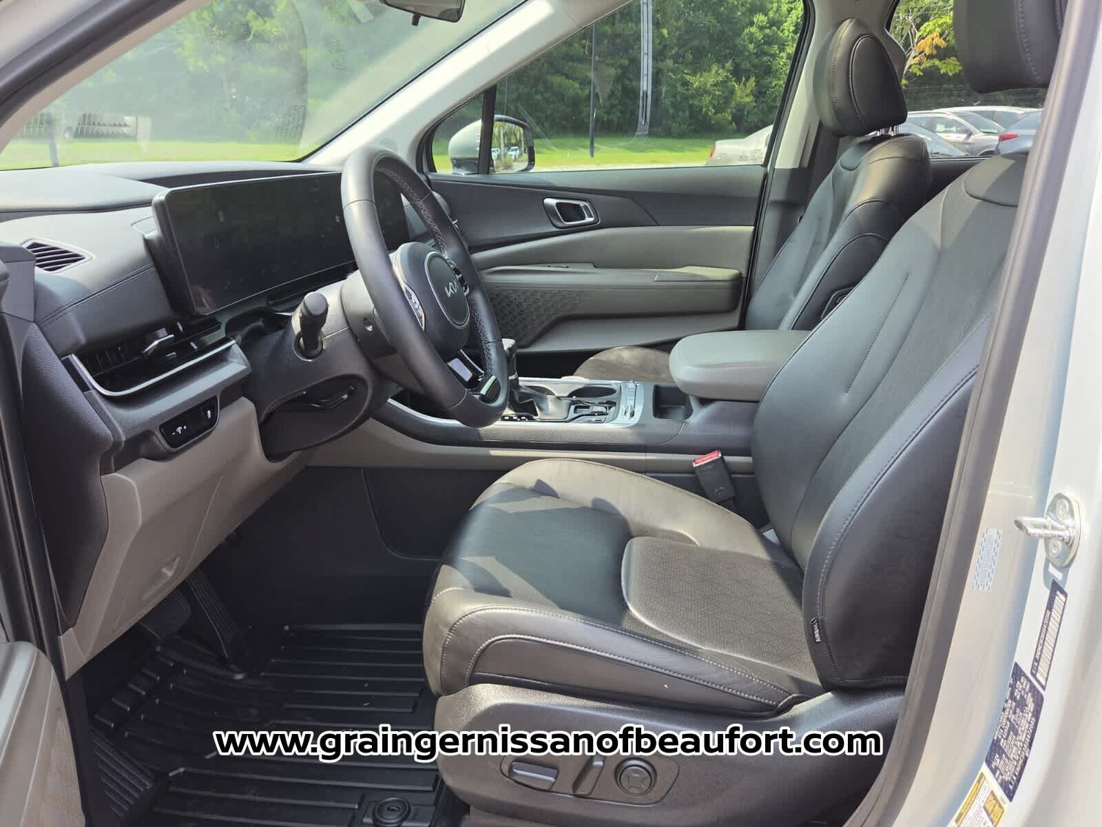 Used 2025 Kia Carnival SX FWD image 3