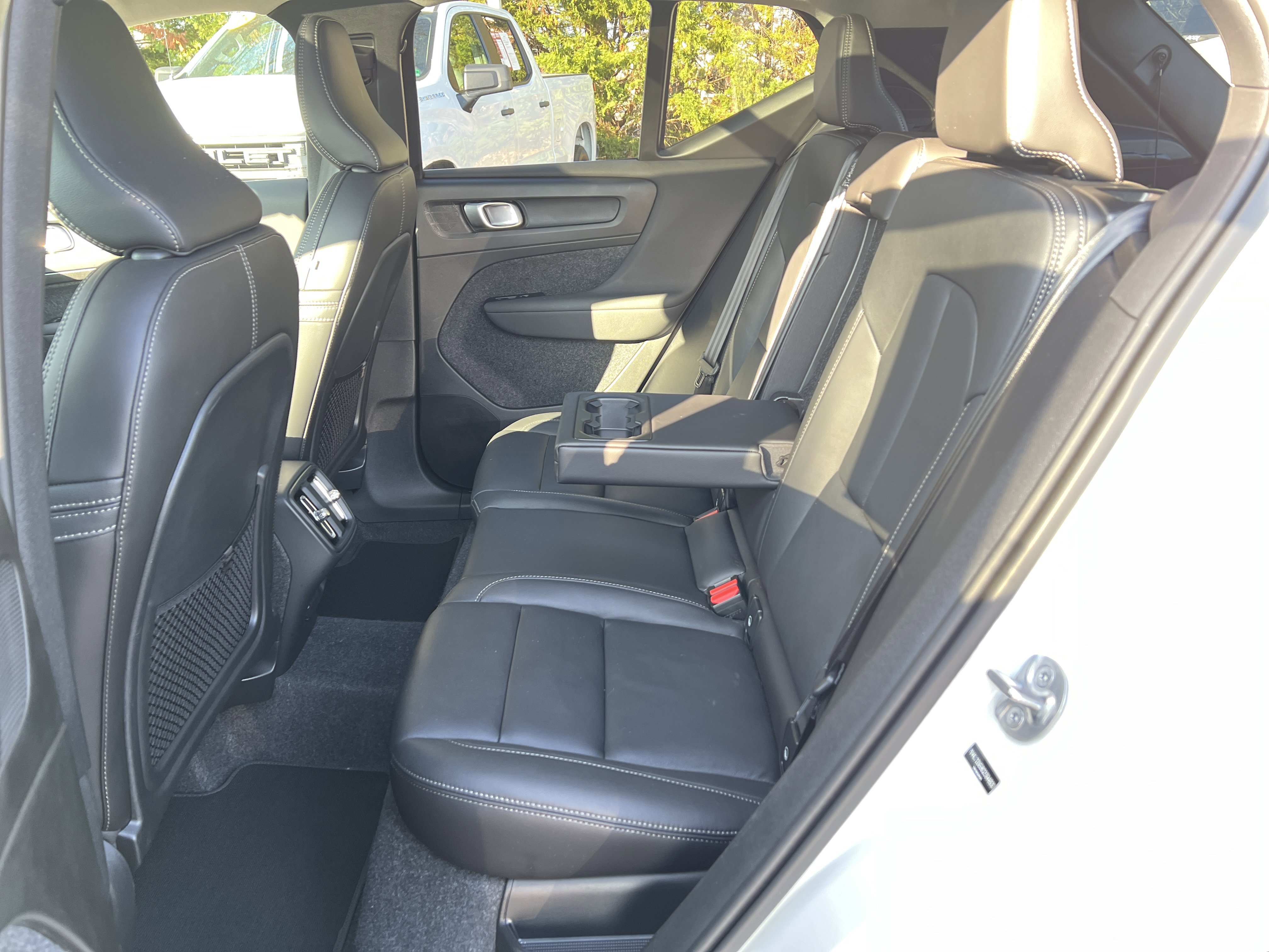 Used 2025 Volvo XC40 B5 Plus image 31