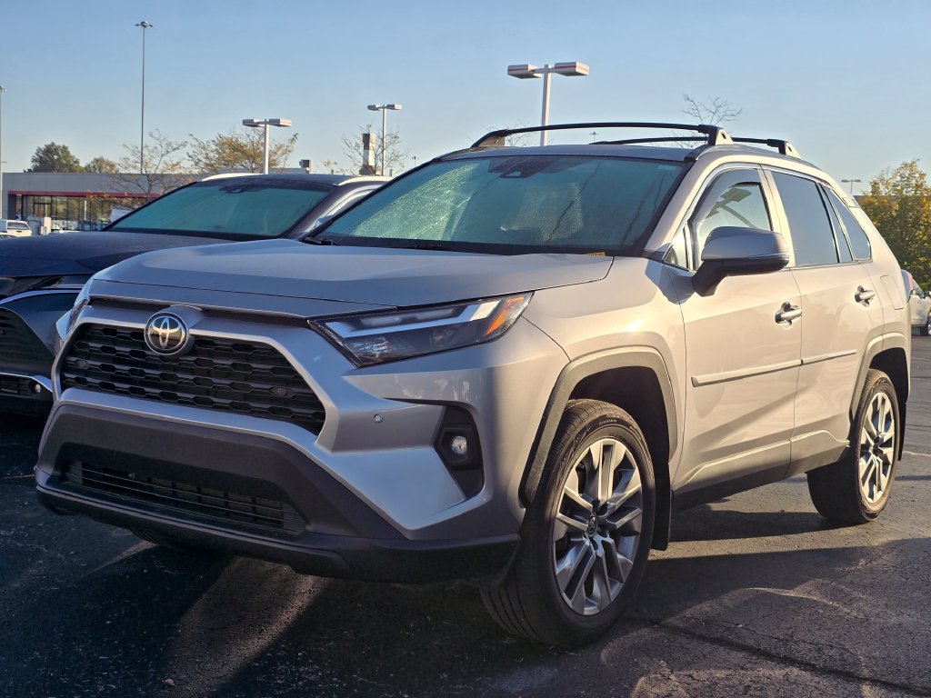 Used 2022 Toyota RAV4 XLE Premium AWD/4WD image 4