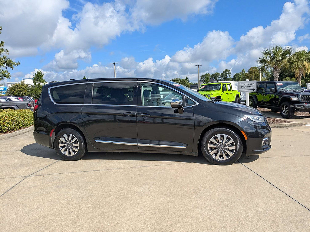 Certified 2023 Chrysler Pacifica Limited FWD image 2