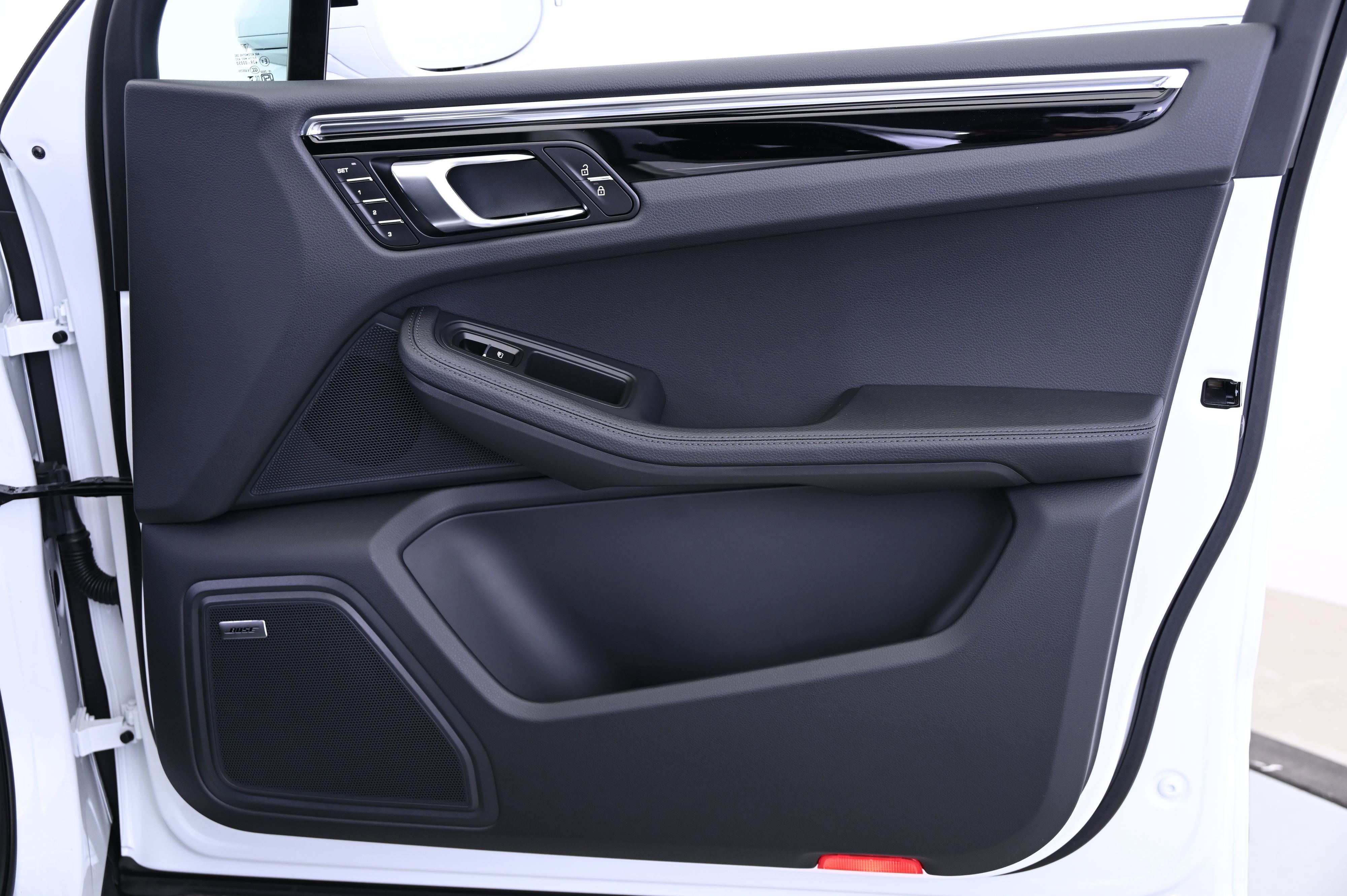 Certified 2025 Porsche Macan image 25