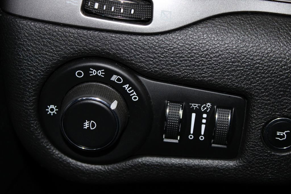 Used 2019 Jeep Cherokee Latitude Plus w/ Comfort/Convenience Group image 26