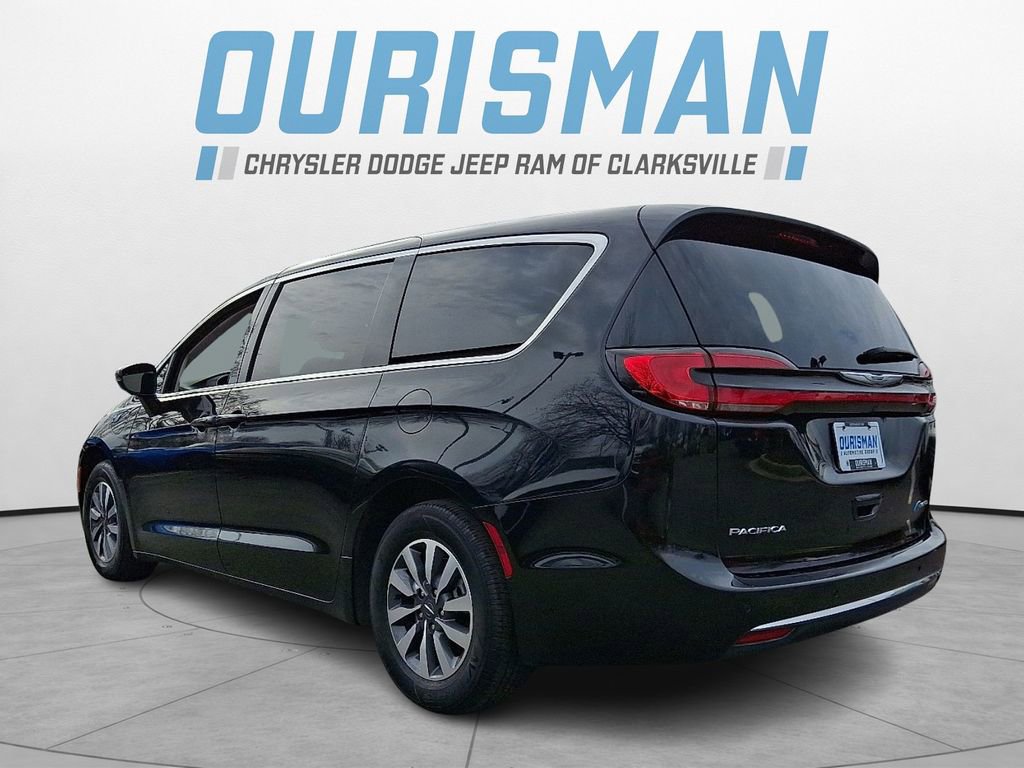 Used 2023 Chrysler Pacifica Touring-L image 4