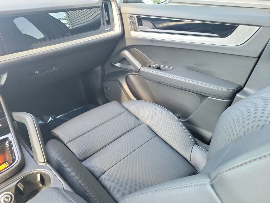 Certified 2025 Porsche Cayenne image 24
