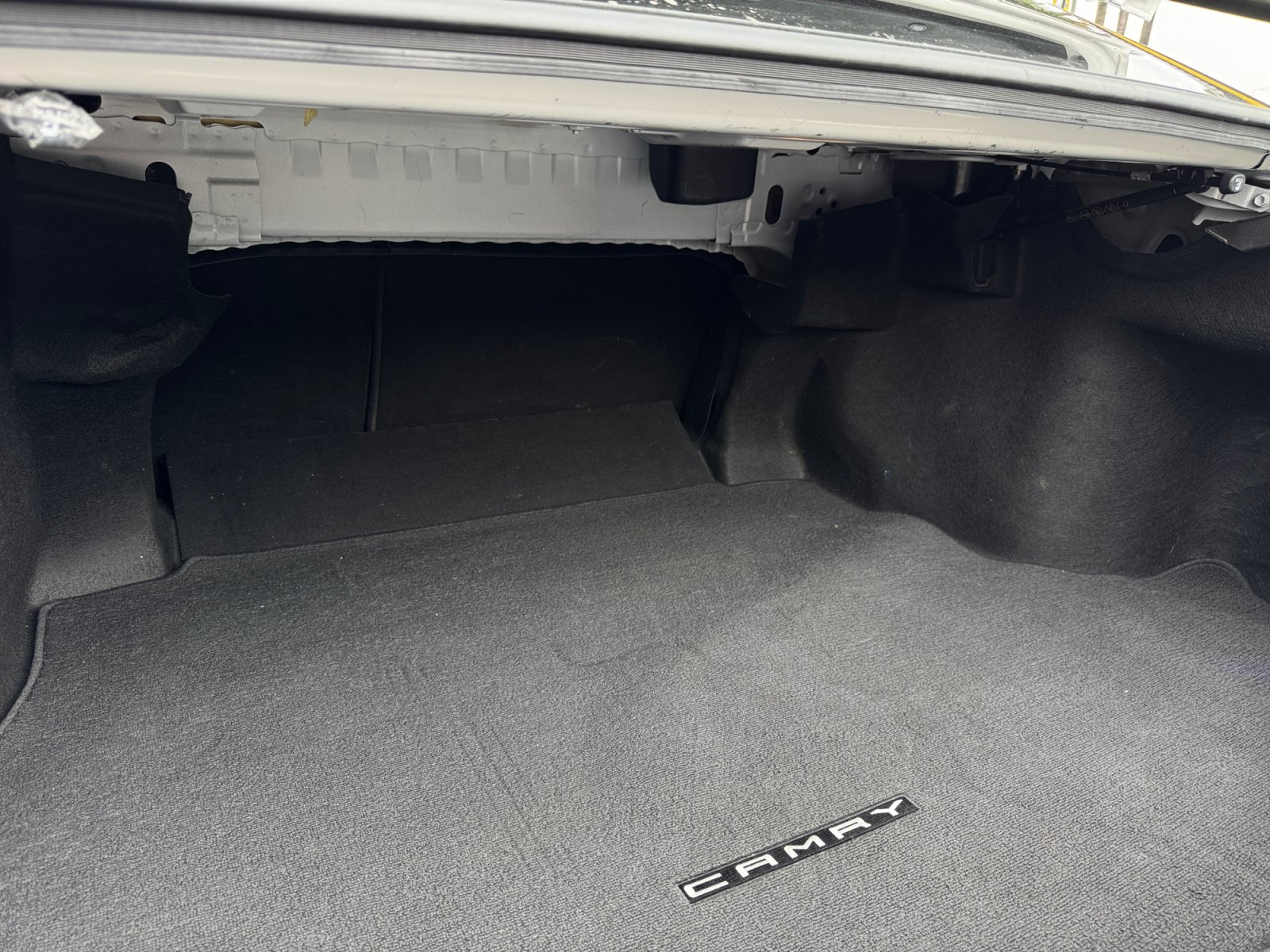 Used 2020 Toyota Camry SE w/ Carpet Mat Package FWD image 18