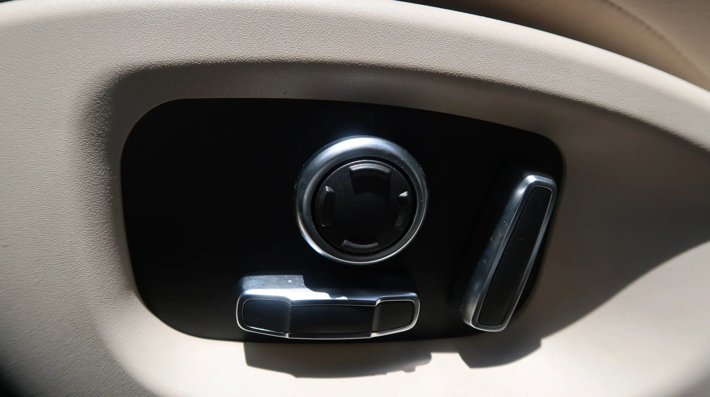 Used 2020 Jaguar XE S image 28