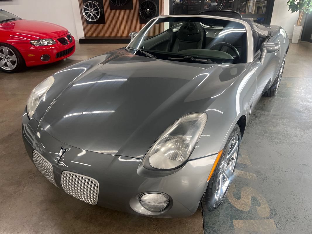 Used 2007 Pontiac Solstice Convertible w/ Premium Package RWD image 2