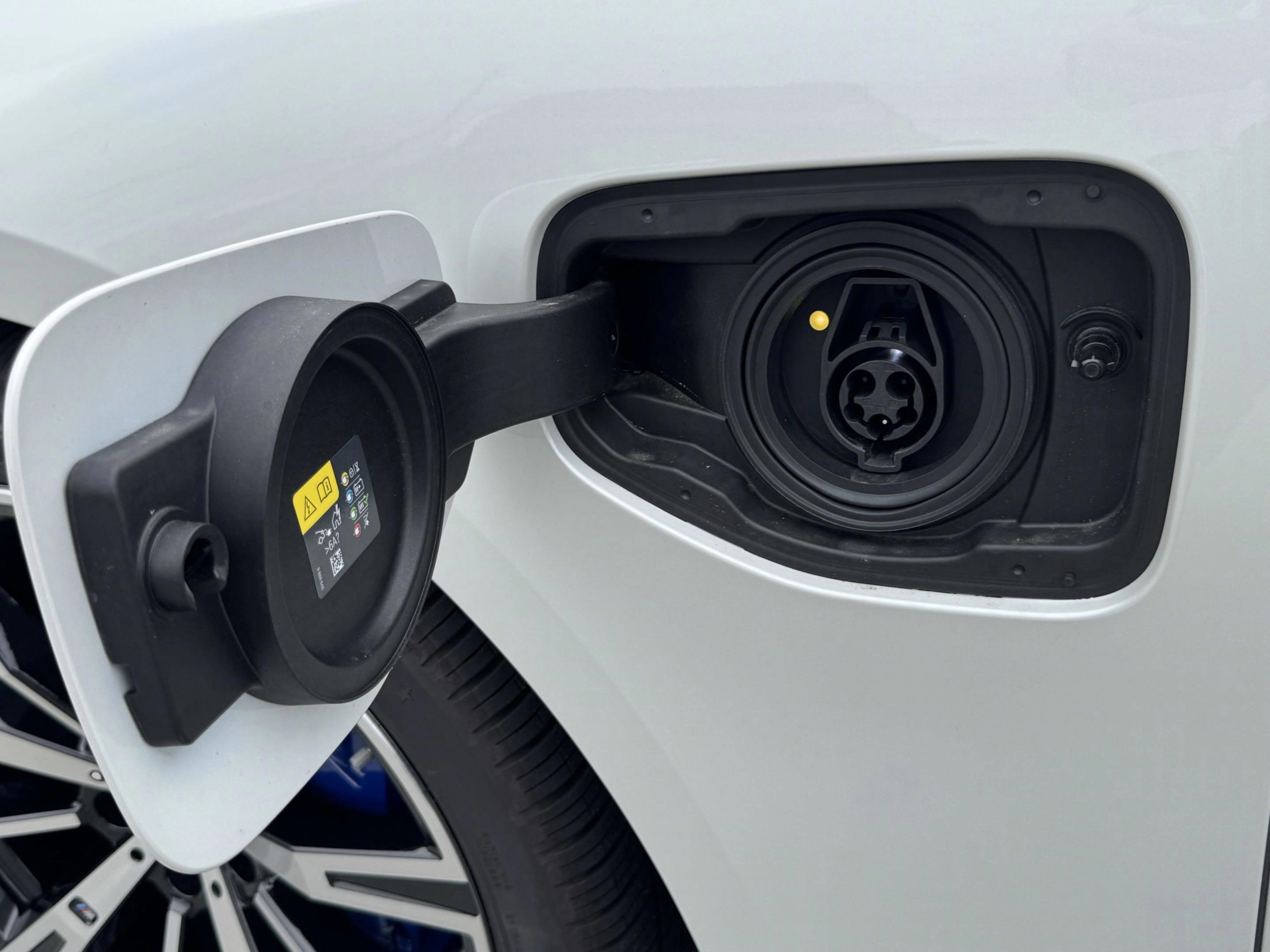 Used 2025 BMW 550e xDrive w/ Premium Package image 8