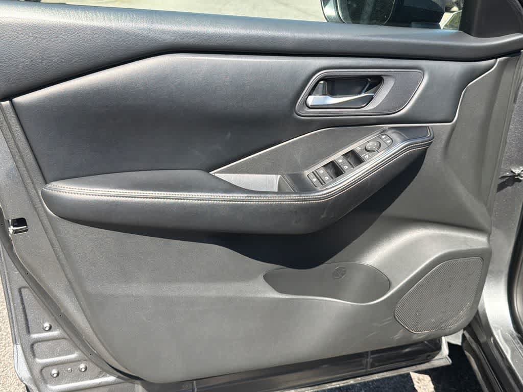 Used 2024 Nissan Rogue SV AWD/4WD image 11