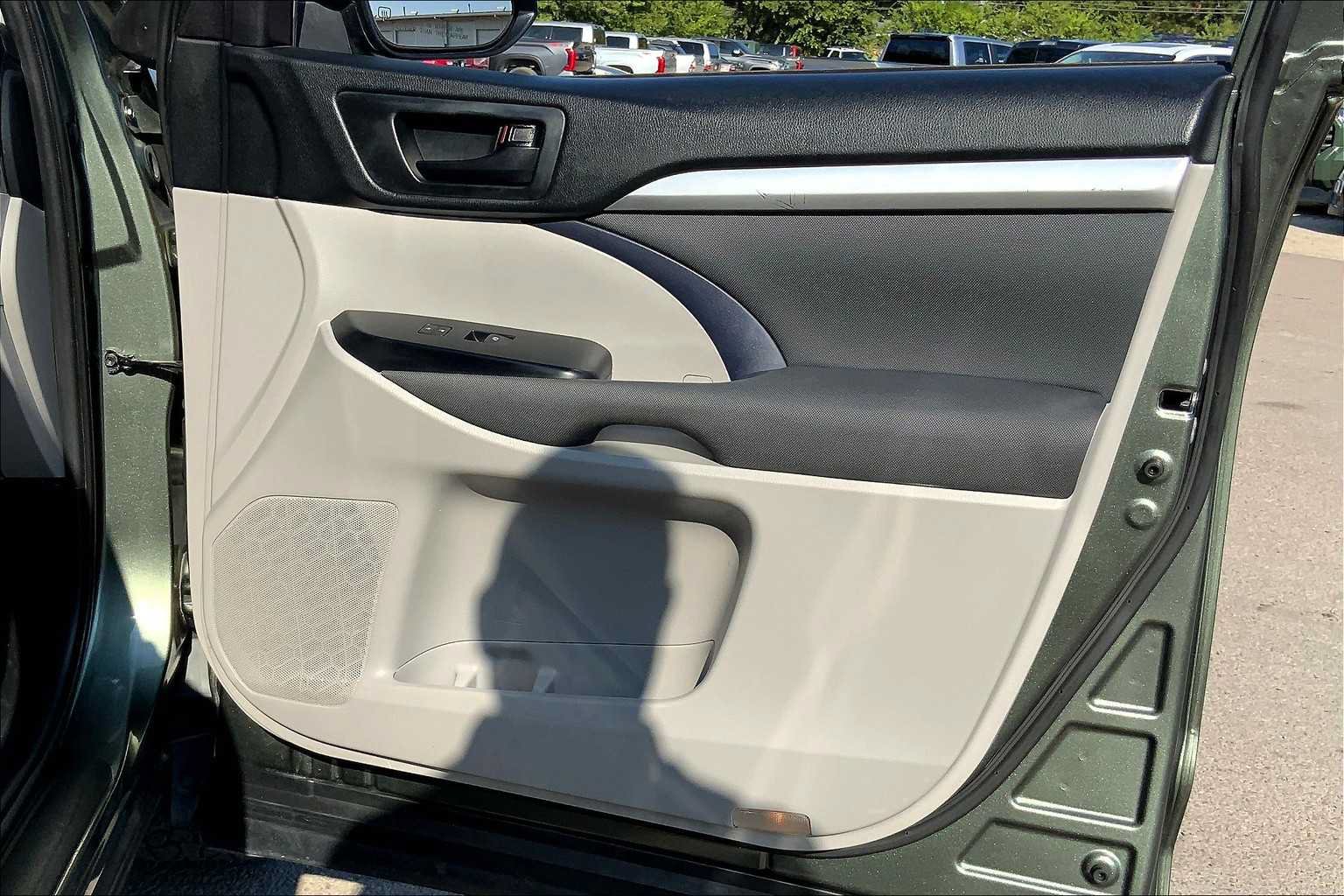Used 2019 Toyota Highlander LE FWD image 21