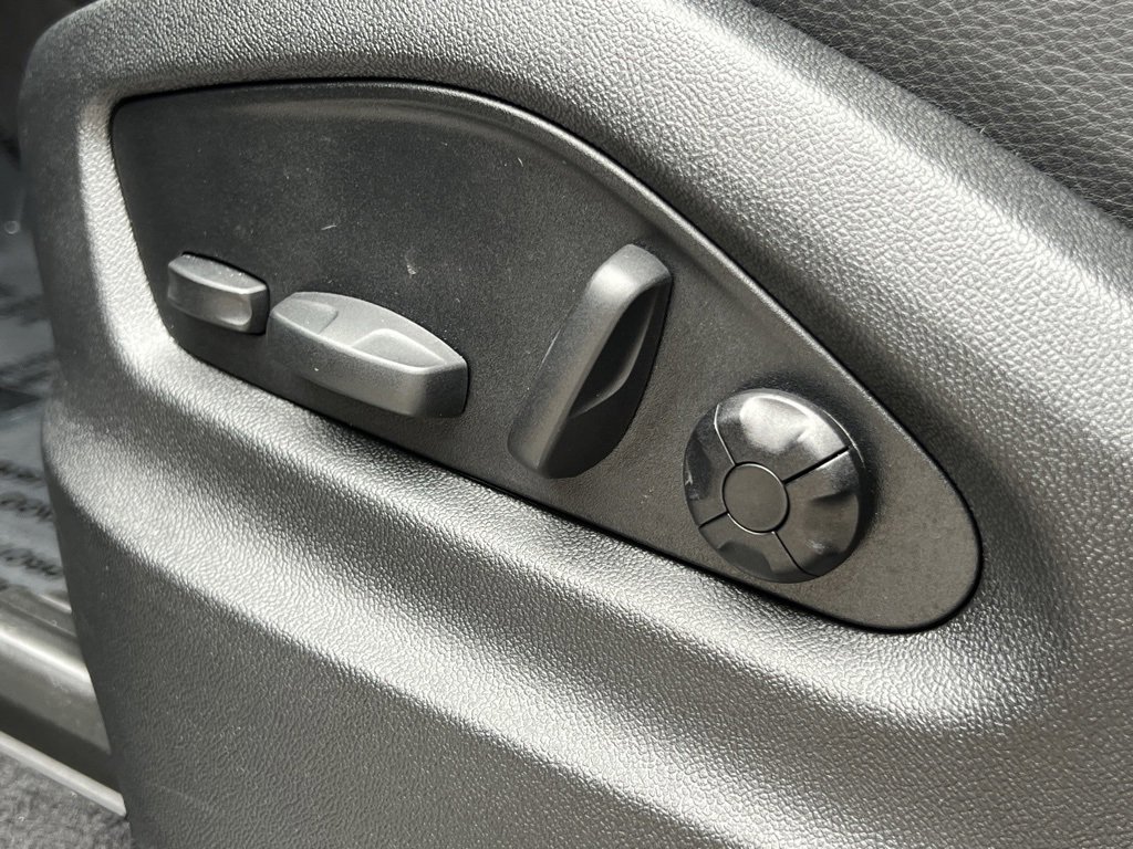 Used 2025 Porsche Cayenne image 32