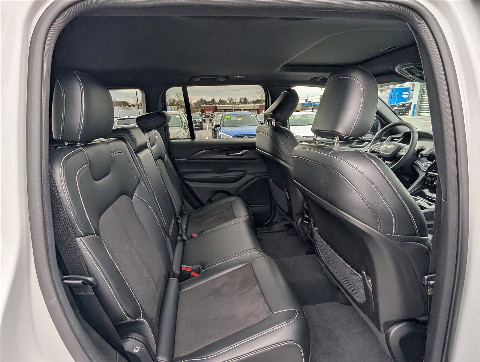 Used 2023 Jeep Grand Cherokee Altitude image 11