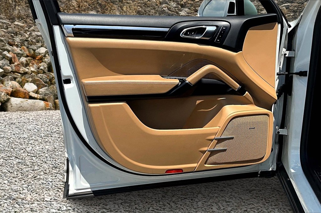 Used 2018 Porsche Cayenne Platinum Edition w/ Premium Package Plus image 21