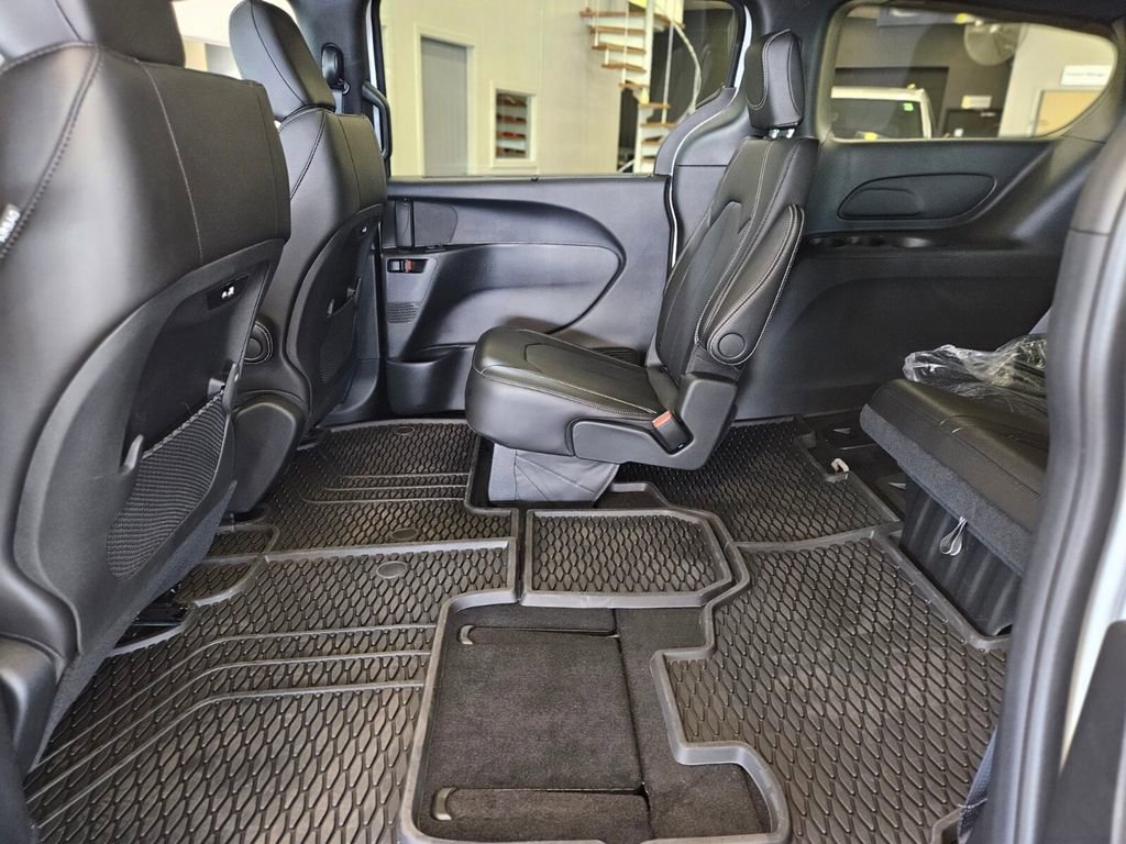 New 2025 Chrysler Pacifica Select w/ Fav Edition Package FWD image 16