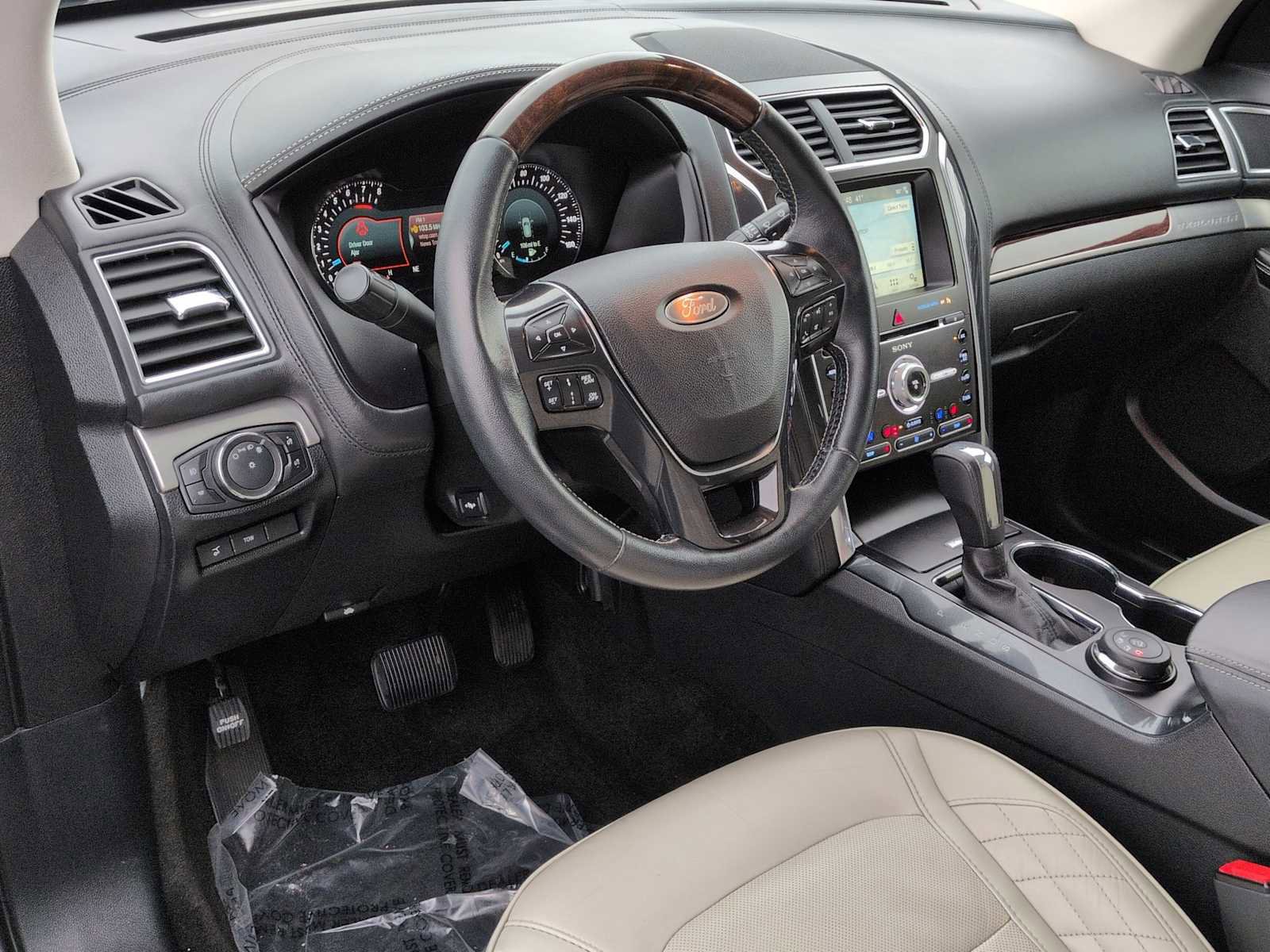 Used 2017 Ford Explorer Platinum image 16