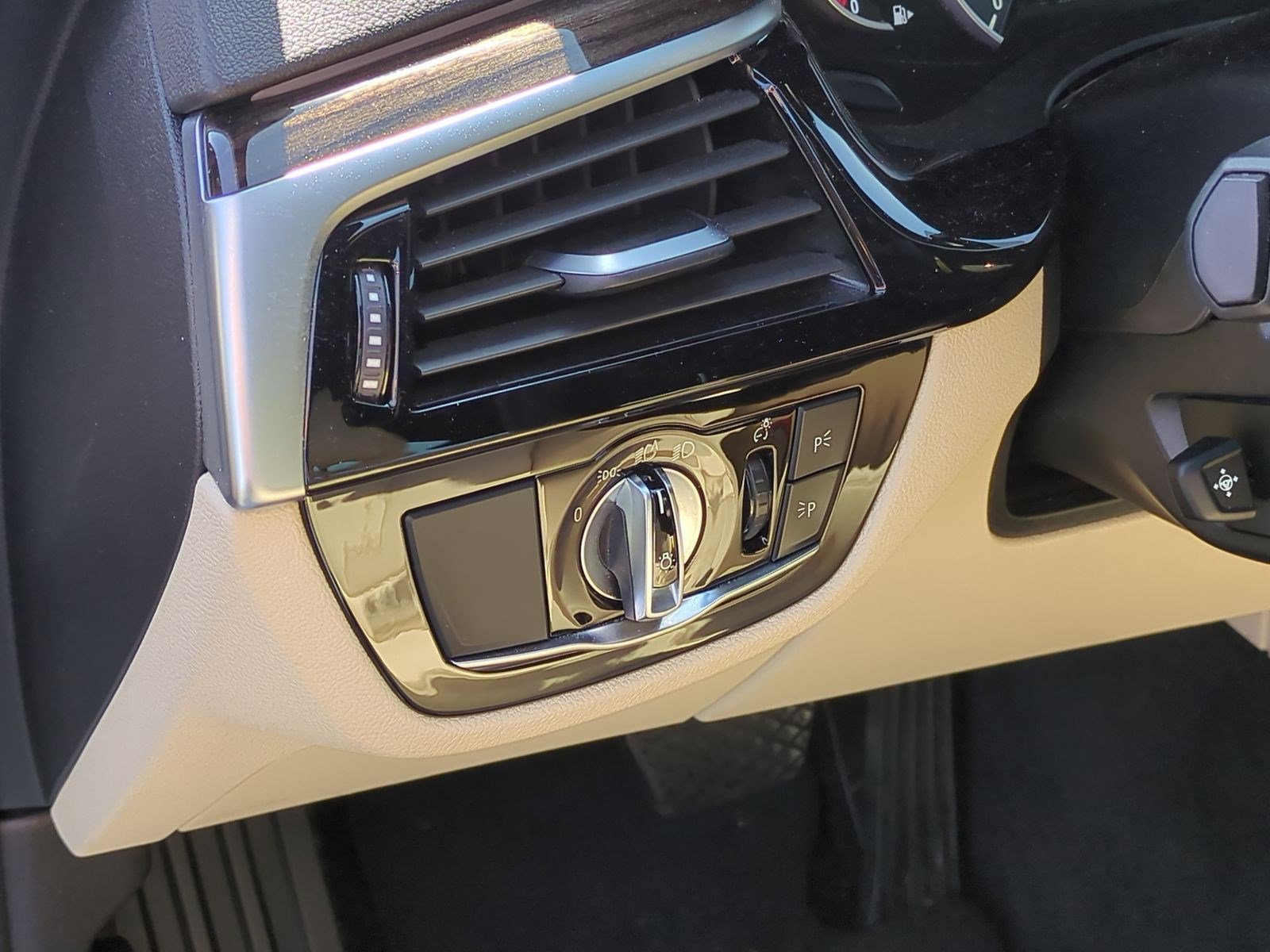 Used 2019 BMW 530i w/ Convenience Package image 17