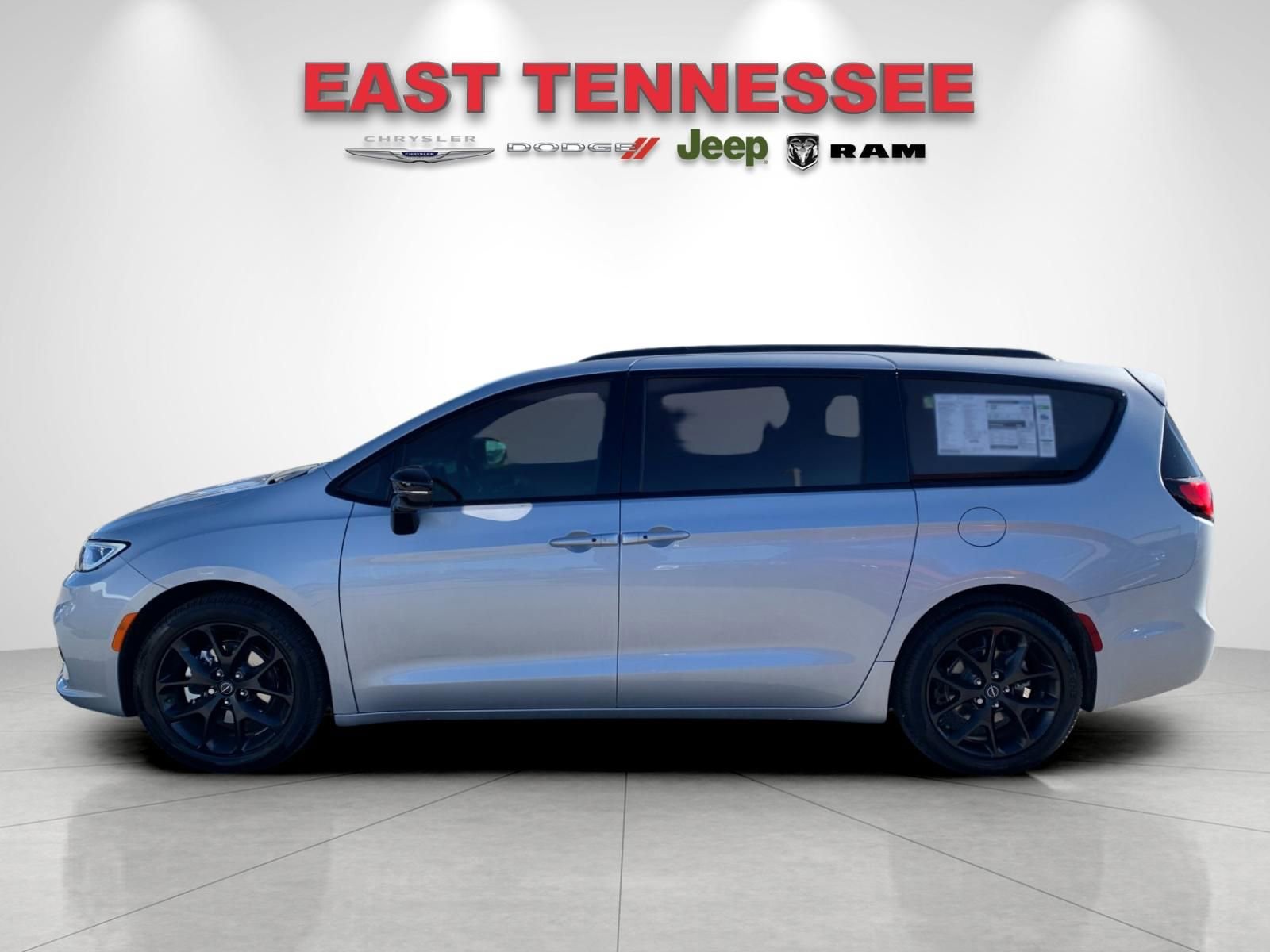 New 2026 Chrysler Pacifica Limited w/ Uconnect Theater Family Group image 6
