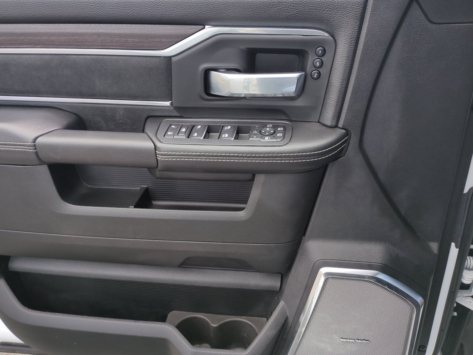 New 2026 RAM 2500 Laramie AWD/4WD image 13