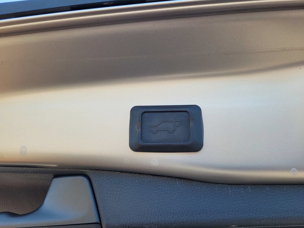 Used 2022 Toyota RAV4 XLE w/ Convenience Package FWD image 9