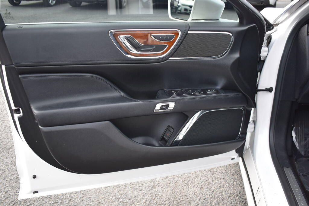 Used 2017 Lincoln Continental Premiere image 14