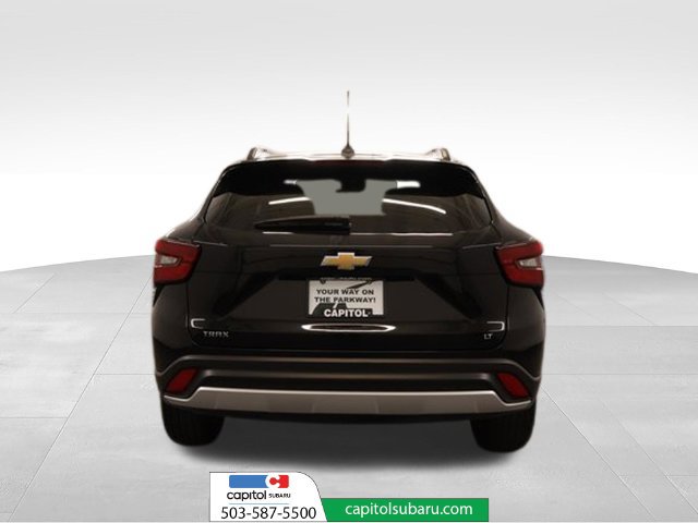 Used 2025 Chevrolet Trax LT FWD image 4