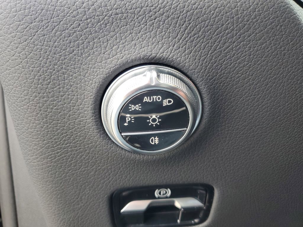 Used 2025 Mercedes-Benz GLC 300 4MATIC image 17