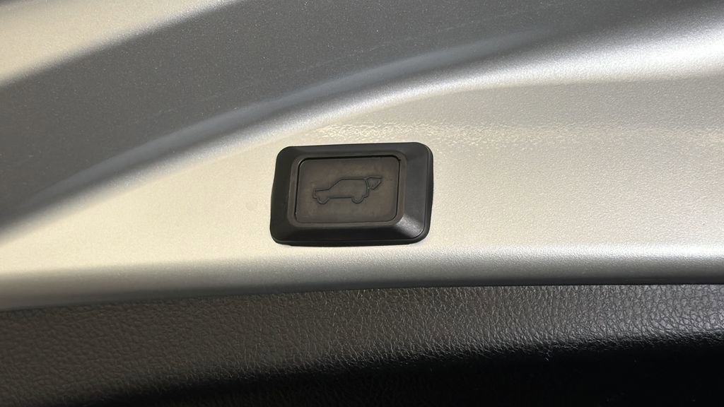 Used 2016 Toyota RAV4 Limited image 15