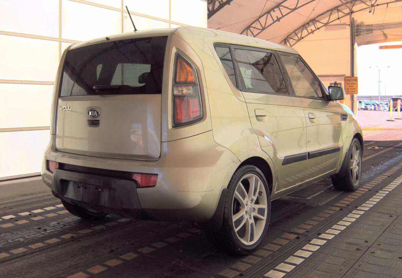 Used 2010 Kia Soul ! FWD image 5