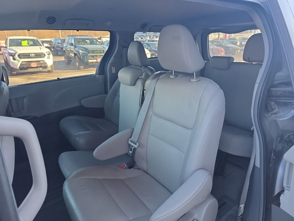 Used 2019 Toyota Sienna XLE w/ XLE Navigation Package image 13