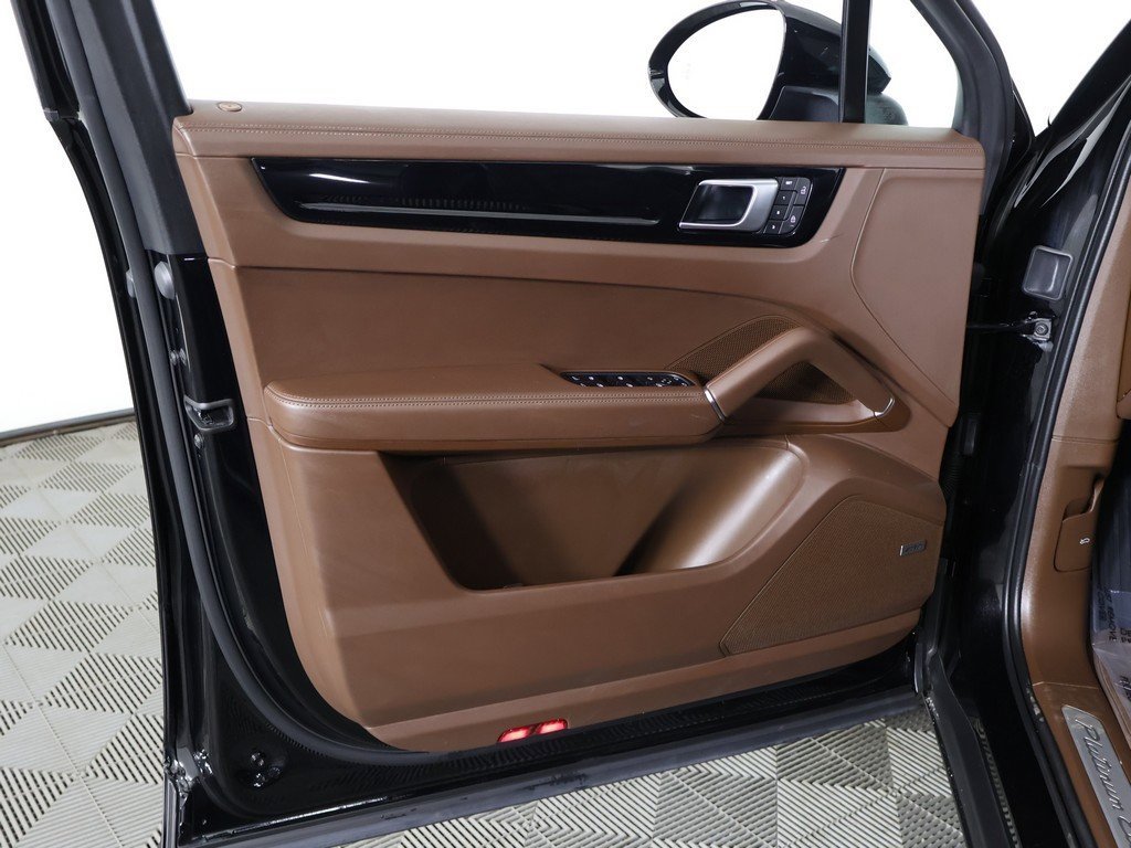 Used 2023 Porsche Cayenne Platinum Edition image 27
