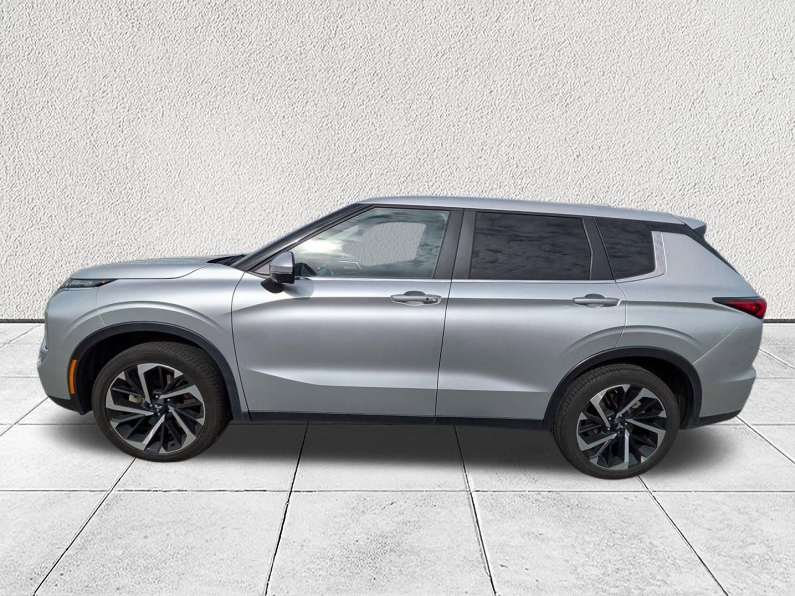 Used 2024 Mitsubishi Outlander SE image 6