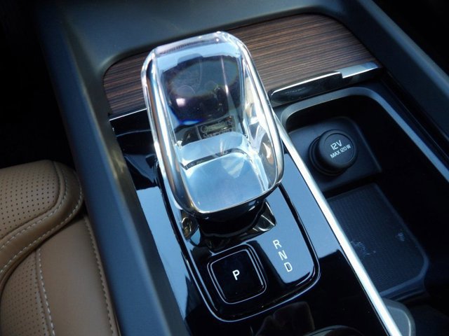 Certified 2023 Volvo XC60 B5 Ultimate w/ Climate Package image 21